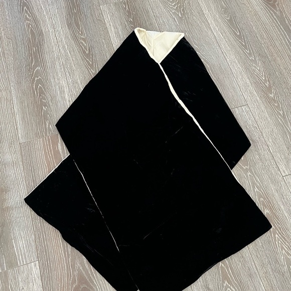 Vintage Burberry Black and Cream Viscose & Silk Shoulder Wrap Scarf - Picture 2 of 13